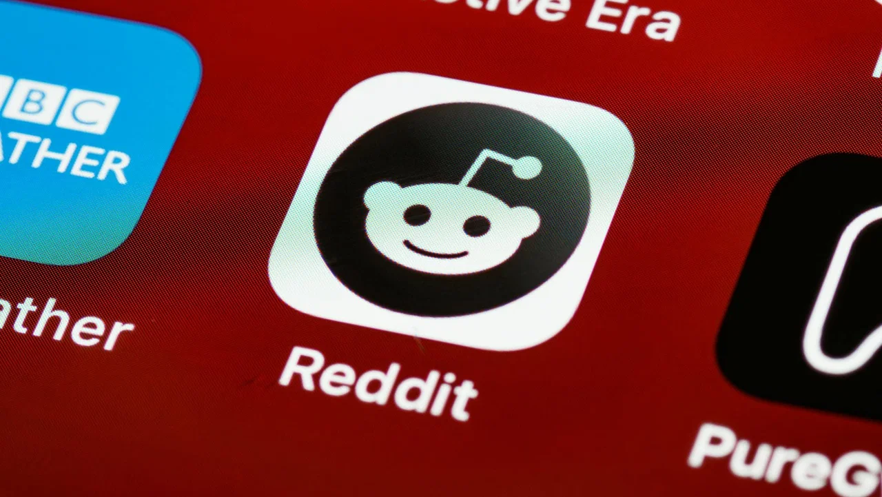 OpenAI collabora con Reddit per arricchire la conoscenza di ChatGPT