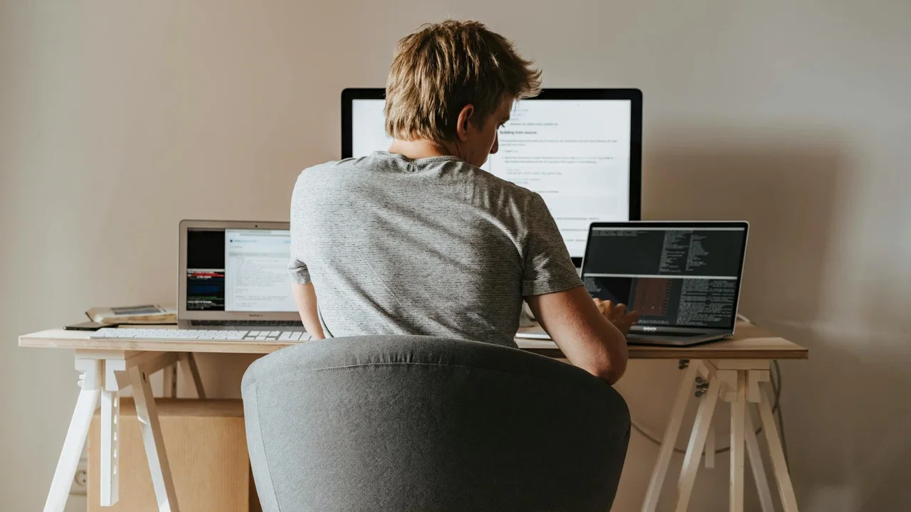 L'IA si diffonde rapidamente: occorre alfabetizzare la forza lavoro