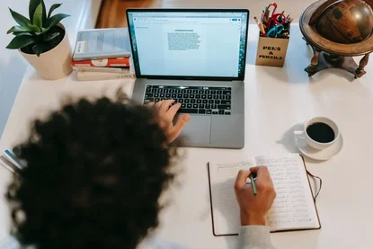 L'IA generativa migliora la scrittura professionale e creativa
