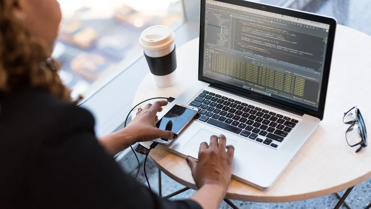 Controllo qualità: benefici e svantaggi dell'IA per il testing del software