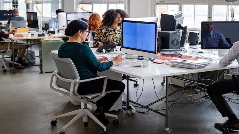 I CEO investono sull'IA, ma ignorano gli impatti sulla forza lavoro