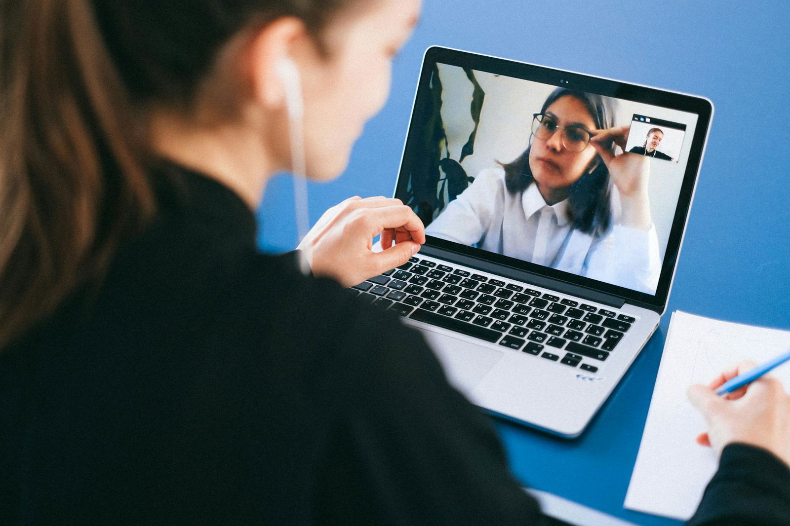 Lavoro ibrido: per migliorare l'esperienza dei meeting servono tecnologie professionali