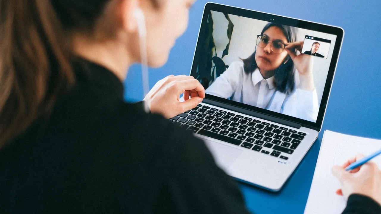 Lavoro ibrido: per migliorare l'esperienza dei meeting servono tecnologie professionali