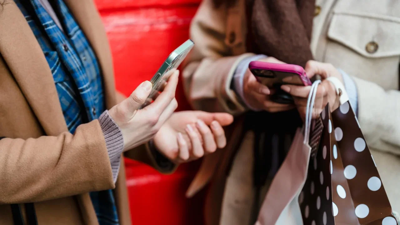 L'IA conquista la moda online, ma non del tutto gli acquirenti
