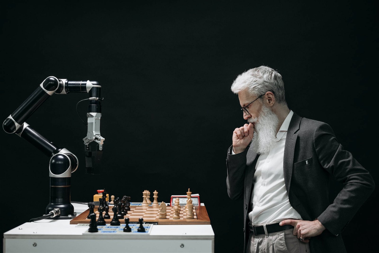robot che gioca a scacchi
