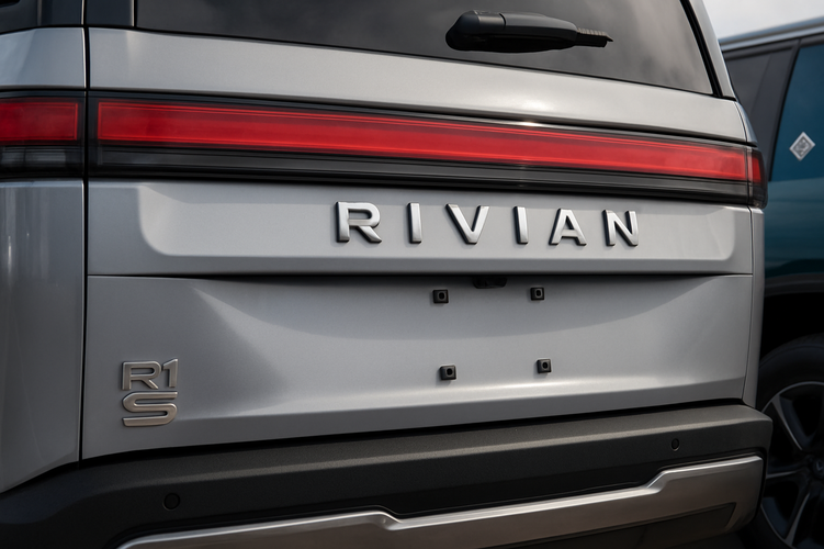 Rivian lancia chip AI proprietario anti-Nvidia