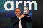 Arm vola in Borsa: vendite chip IA a 15 miliardi