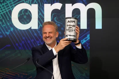 Arm vola in Borsa: vendite chip IA a 15 miliardi