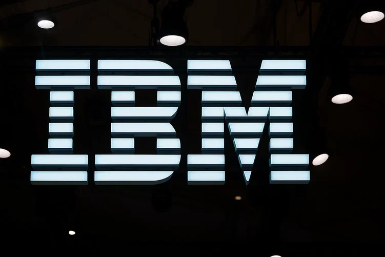 IBM vola in borsa: Barclays sfida i timori SaaS