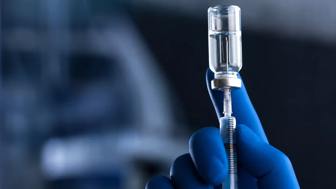 Vaccino sviluppato con IA supera i test sull'uomo