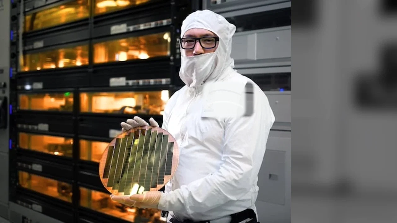 Intel lega le nuove fab al sì dei clienti 14A