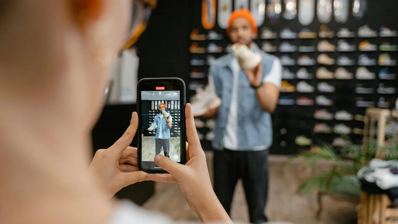 Camerini virtuali e styling personalizzato: come l'IA rivoluziona la moda