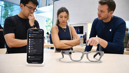 Apple rinvia gli smart glasses e punta sulla privacy