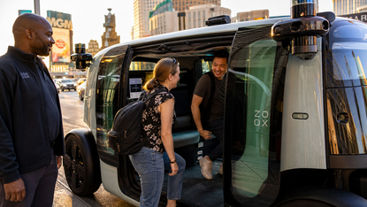 Zoox lancia i robotaxi commerciali senza volante