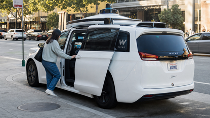 Waymo apre a tutti il robotaxi Ojai con Gemini