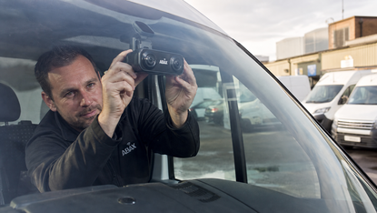 ABAX lancia la dash cam AI progettata per il GDPR