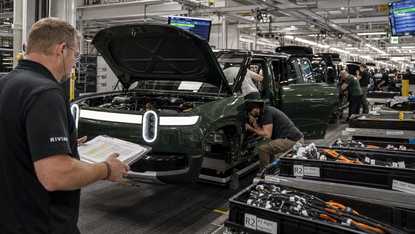 Rivian perde la CFO mentre accelera sulla R2