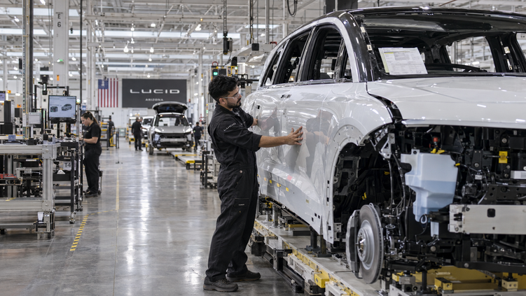 Lucid taglia del 54% la produzione di auto elettriche