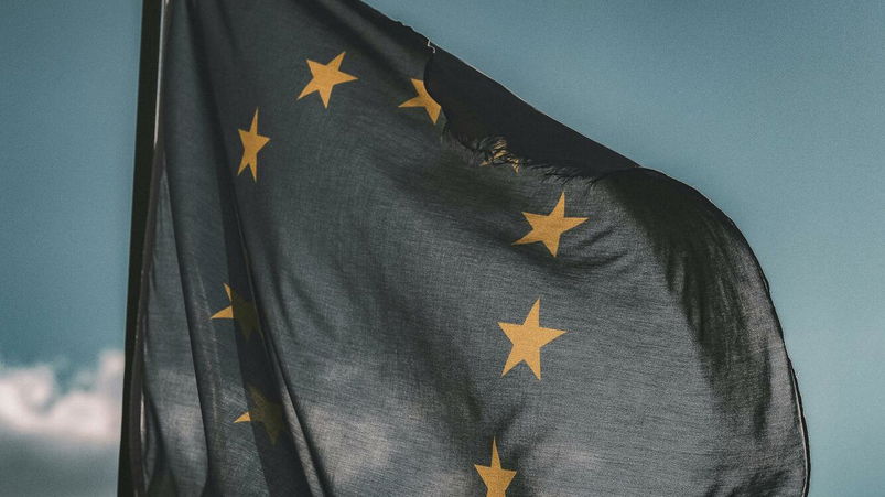 Giganti AI contro Europa, vogliono regole meno rigide