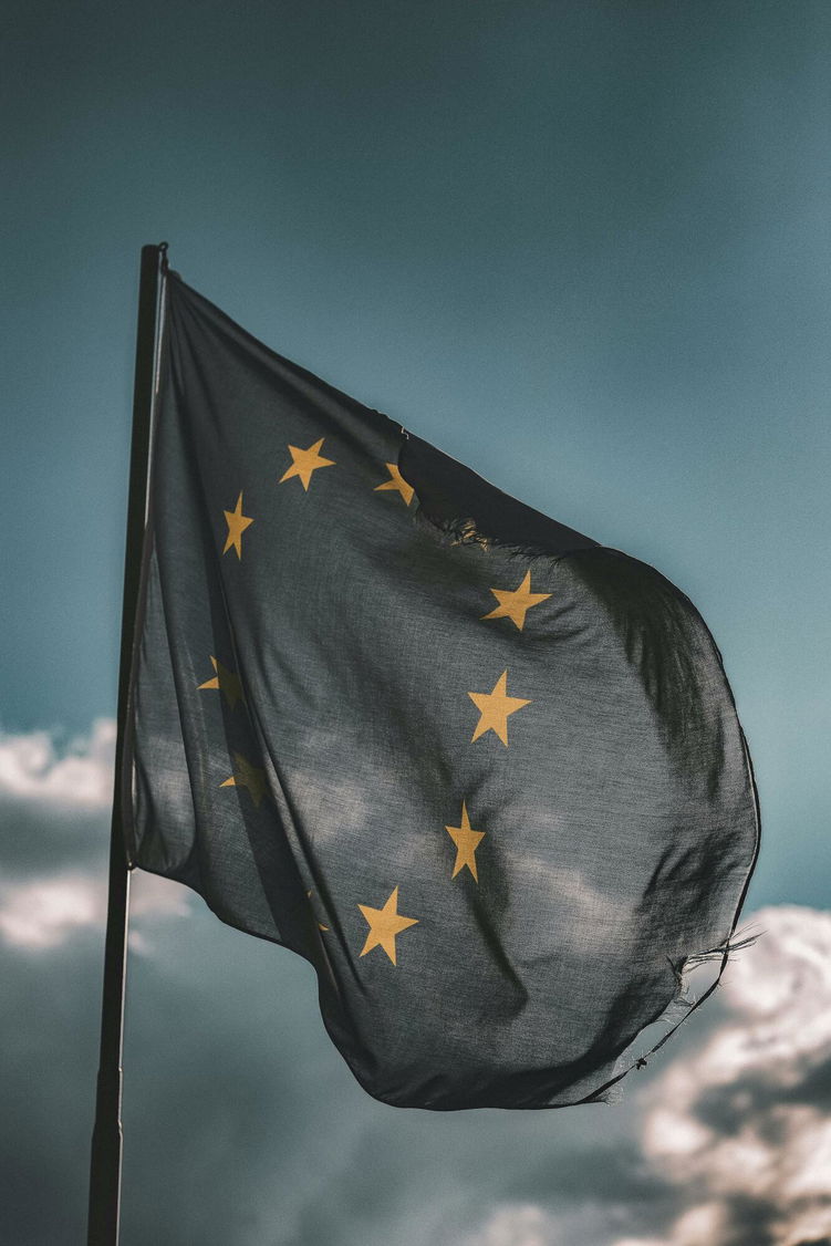 Giganti AI contro Europa, vogliono regole meno rigide