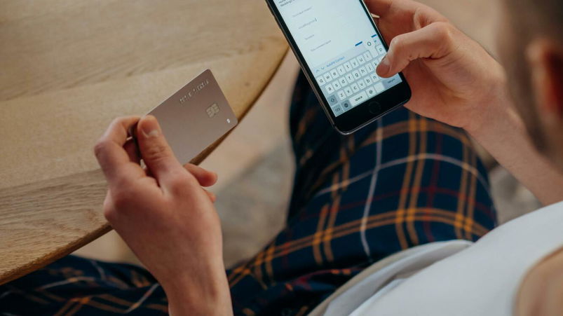 Mastercard e Visa sotto accusa dai retailer europei