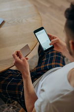 Mastercard e Visa sotto accusa dai retailer europei