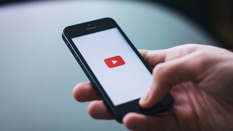 YouTube annuncia una feature di IA per aiutare i creator a generare idee