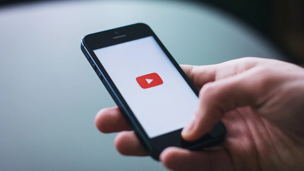 YouTube annuncia una feature di IA per aiutare i creator a generare idee