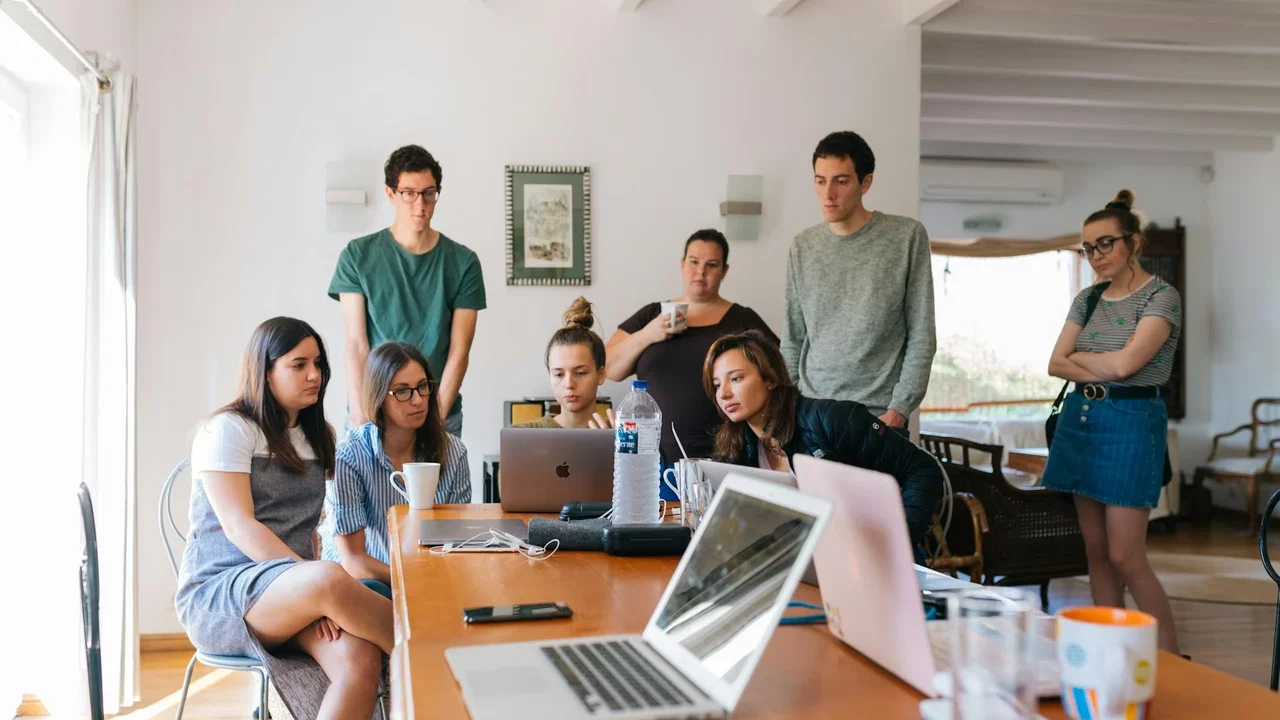 Per Millennial e GenZ la GenAI migliora il work-life balance e la qualità del lavoro